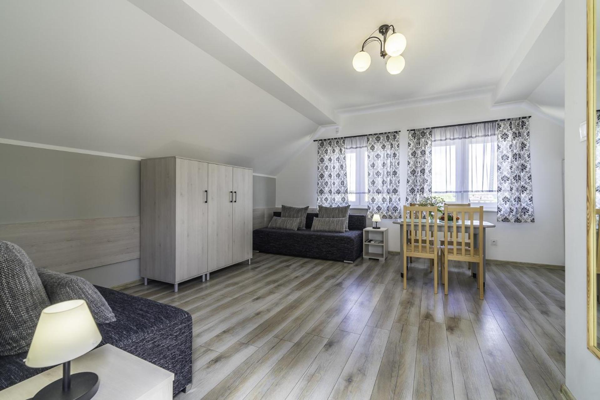 Frajda Domki - Apartamenty 6-Osobowe - Salon I Dwie Sypialnie Oraz Studia 4-Osobowe - Pokoj Z Aneksem Kuchennym Rewal Exterior foto