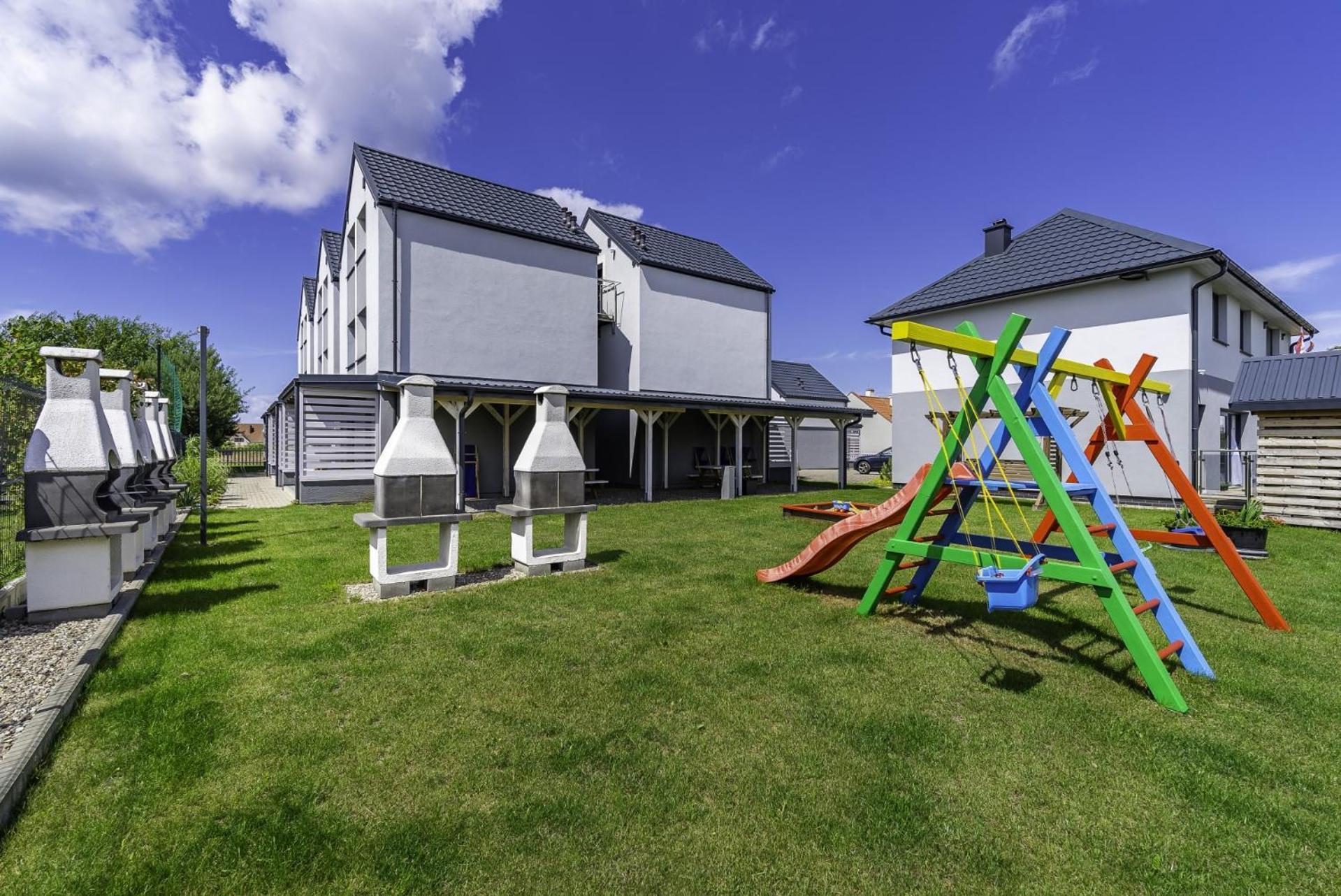 Frajda Domki - Apartamenty 6-Osobowe - Salon I Dwie Sypialnie Oraz Studia 4-Osobowe - Pokoj Z Aneksem Kuchennym Rewal Exterior foto