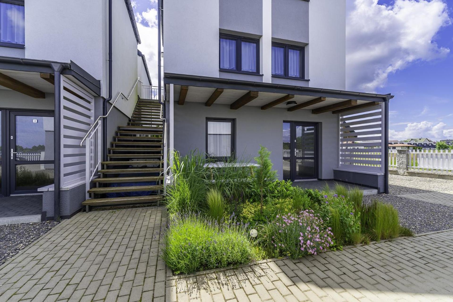 Frajda Domki - Apartamenty 6-Osobowe - Salon I Dwie Sypialnie Oraz Studia 4-Osobowe - Pokoj Z Aneksem Kuchennym Rewal Exterior foto
